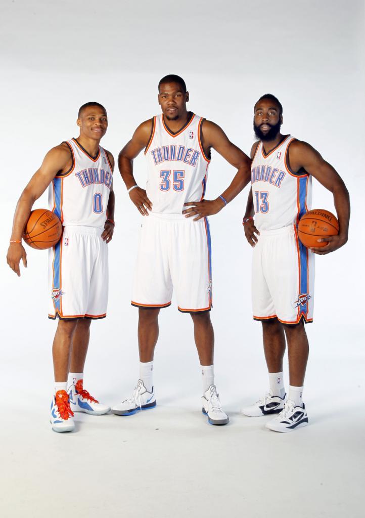 新一轮篮球比赛争夺开始，球队实力对比引人瞩目的简单介绍