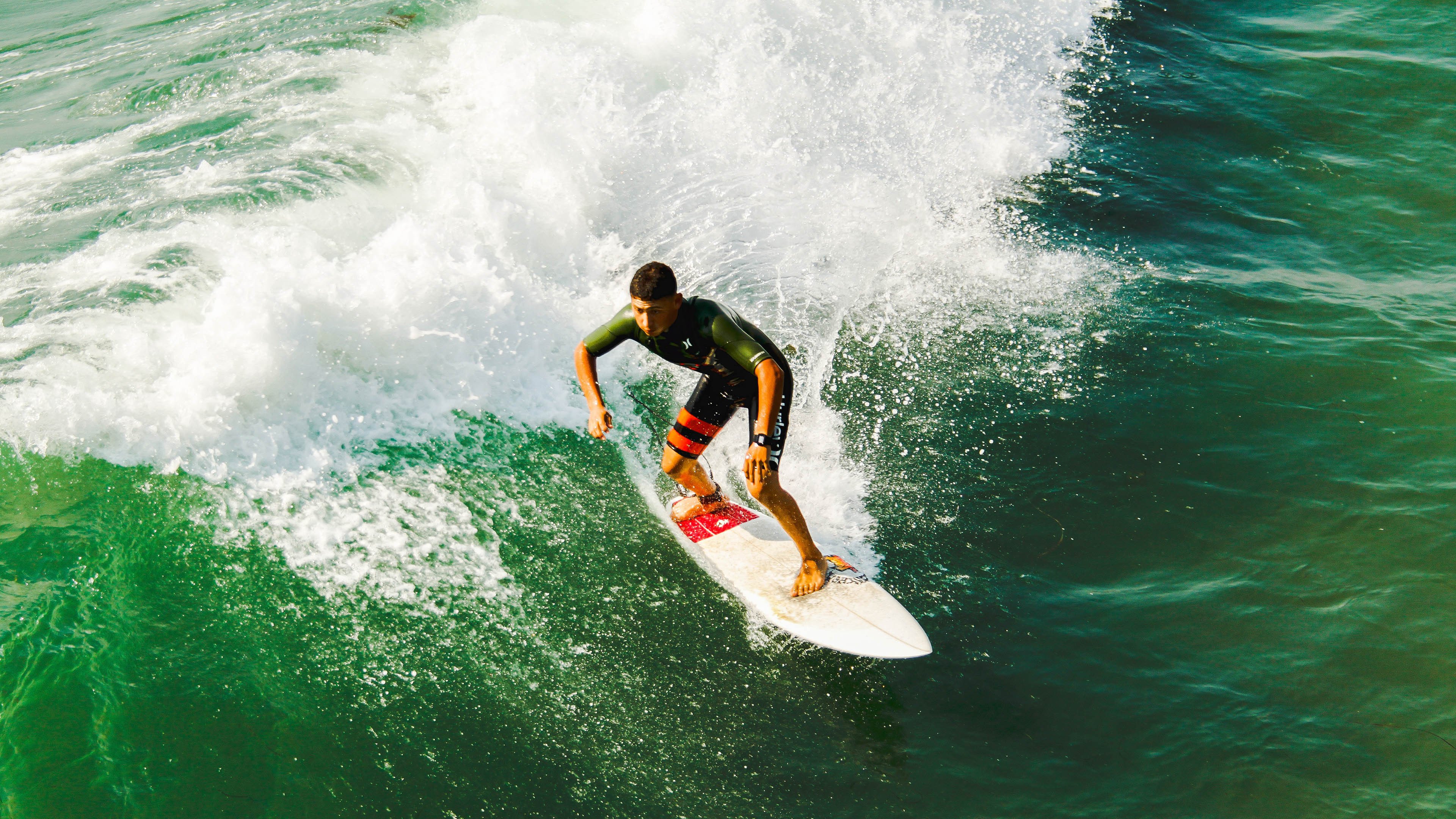 赛道上的宿命对决，阿隆索关键超车助迈凯伦鏖战胜雷诺